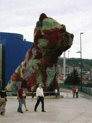 Giccsparádé a köbön: virágkutyu a Guggenheim elott