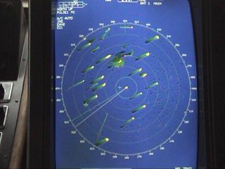 a radar képernyõjén a sok horgonyzó hajó, sikerült egy jó helyet kiválasztanunk