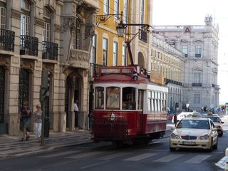 A lisszaboni turistavillamos, a 28-as vonalát teszi meg, csak 10-szeres áron...